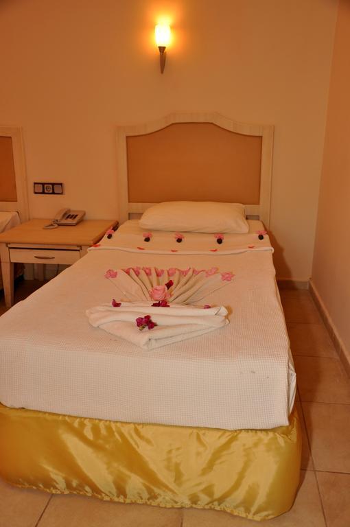 Club Dena Aparthotel Мармарис Стая снимка